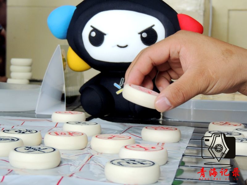 全国象棋民间棋王争霸赛青海赛区象棋大师探店体彩店 助力象棋文化与体彩事业融合发展